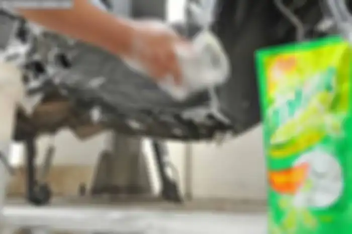 Saat mencuci motor sendiri terkadang bagian kolong motor kerap dilupakan. Proses mencuci fokus pada area bodi saja, padahal bagian kolong motor kerap jadi tempat numpuknya kotoran. Apalagi besutan macam skubek yang mesin bagian bawahnya lebar.