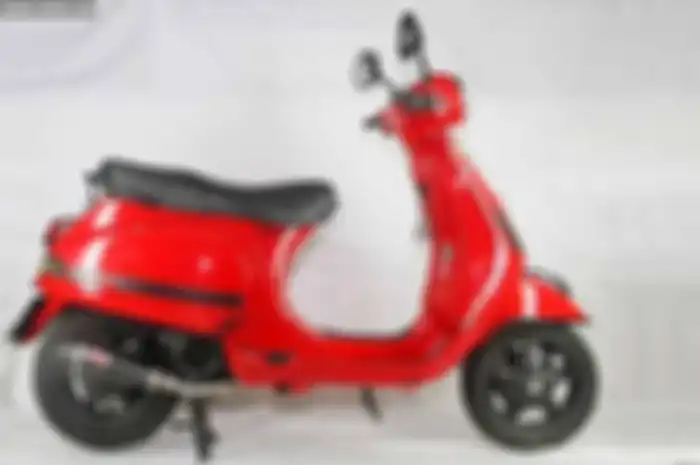 Pemilik Vespa LX dan S yang mau lebih bertenaga motornya, bisa pilih knalpot buatan R9. Terbuat dari bahan titanium yang ringan namun kuat.