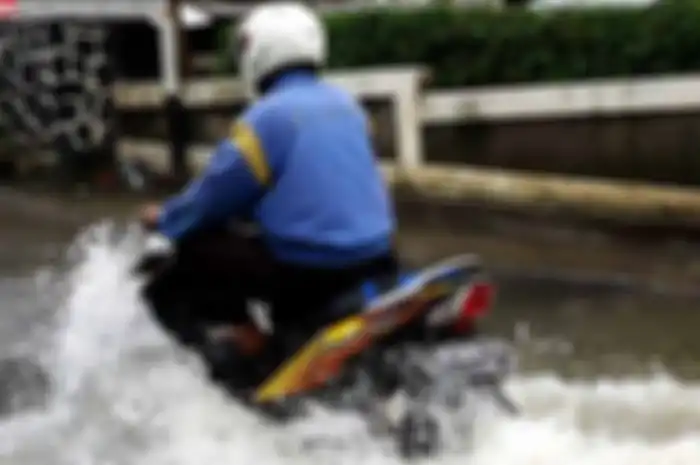 Meski pengendara berhasil menerobos banjir dan kemudian motor yang dipakai tidak mogok, pastinya ada salah satu komponen yang rusak atau Anda merasa ada yang beda saat mengendarai motor itu kembali. Seperti rem belakang yang jadi mengunci.
