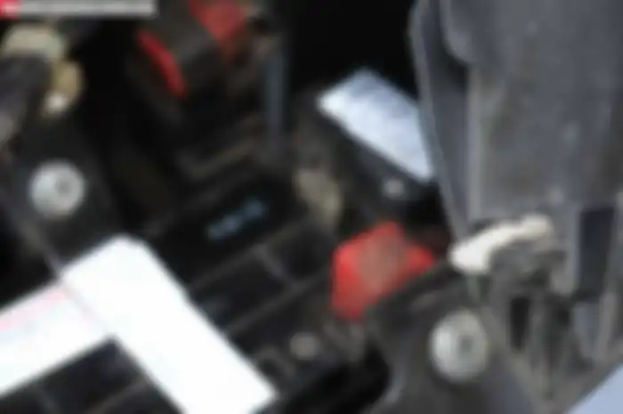 Banyak pemilik Honda Vario 125 yang belum paham letak aki di motornya. “Keberadaan aki Honda Vario 125 ada di bagian depan motor. Tepatnya di balik bodi bagian atas headlamp,” urai Agus Budiman, mekanik dari Berdikari Motor  di Cipinang, Jakarta Timu