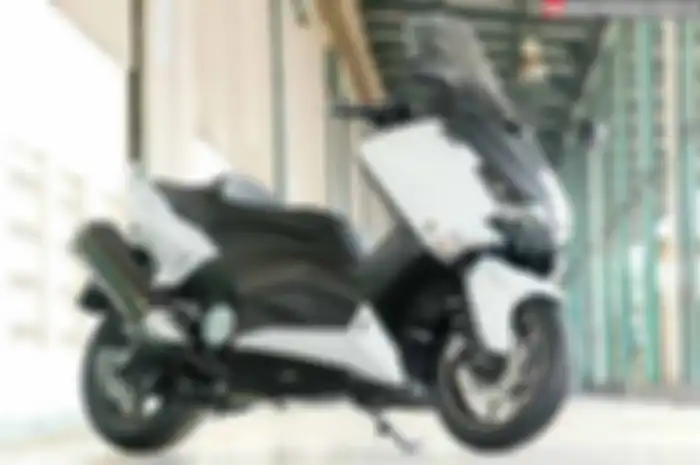 Dibanderol Rp185 juta on the road, Yamaha TMax mengombinasikan sisi fun, kemewahan, dan handling motor sport turing. Lampu motor matik premium ini dilengkapi double projector headlamp dan lampu belakang LED dengan model meruncing. Desain Windshield m