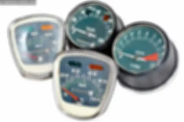 Spidometer motor lawas jadi salah satu part yang paling banyak diburu. Umumnya part yang dicari tentunya sudah disesuaikan dengan komponen orisinal bawaan motor yang dimiliki. Namun tidak jarang juga pecinta motor lawas yang memburu spidometer varias