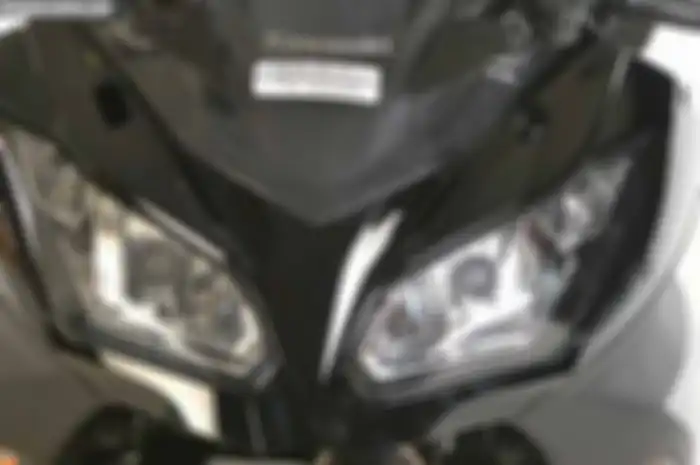 Pabrikan Kawasaki mematok harga cukup mahal untuk mika. Terutama mika lampu depan. “Sebab, untuk tipe tertentu seperti Ninja 250 harus ditebus satu set. Tidak bisa beli mika doang,” ungkap Dwi Haryani petugas counter Sinar Gemilang Motor, jaringan re
