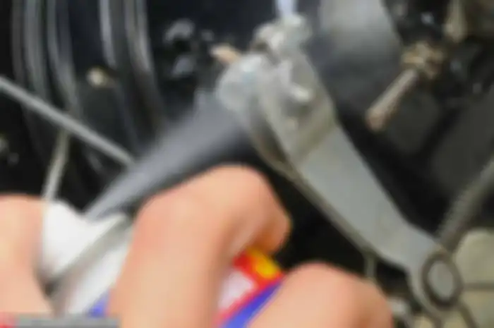 Tak ada salahnya lakukan perawatan dengan menyemprotkan cairan penetran di part-part yang membutuhkan. Misalnya, di baut dan mur. Jadi, jangan pelumas murni.