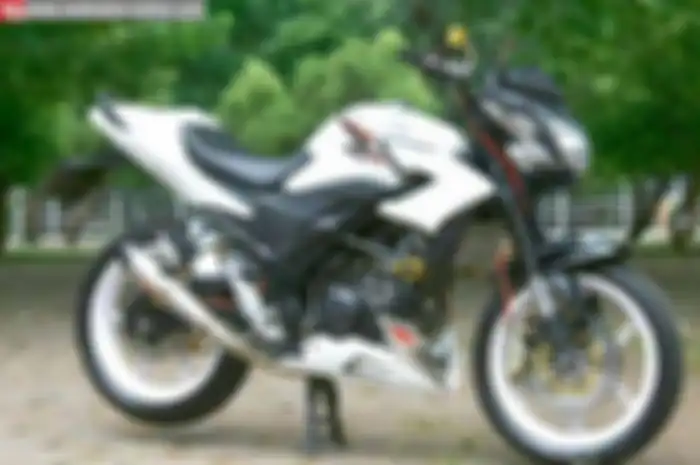 Honda CB150R StreetFire milik Muhamad Lulut ini tampil kekar dengan kaki-kaki baru. Ubahan simpel yang dilakukan Lulut cukup mengubah tampilan sport turing andalan produsen berlogo sayap mengepak. Kesan kekar, bersih dan simpel terlihat kuat di motor