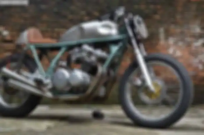 Sejak pertama lihat motor ini, udah terlihat nyentrik dengan tampilannya yang naked, ‘dikuliti’ langsung oleh pemiliknya. Mengusung gaya cafe racer, motor yang basisnya Honda CB750 itu kini seperti pacuan cungkring yang minimalis.