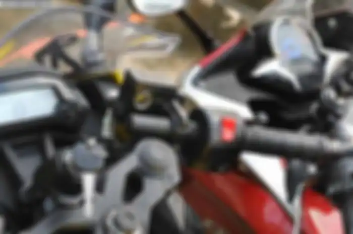 Sepintas, penampilan besutan dua pabrikan ini sport tulen. Tapi, enggak begitu juga saat kita berada di atas Kawasaki Ninja RR Mono dan Honda CBR250R. Keduanya punya riding posisitin dan riding experience berbeda. Ini disebabkan ruang kemudi yang did
