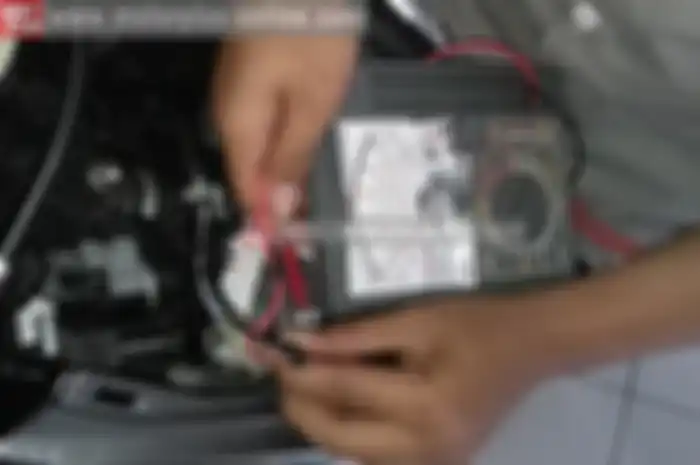 Baterai yang cepat habis atau tidak kuat saat dipakai start setelah motor tidak dipakai beberapa hari, bisa disebabkan karena adanya kebocoran arus. Meskipun kunci kontak off baterai akan tetap terpakai yang pada akhirnya akan menyebabkan baterai dro