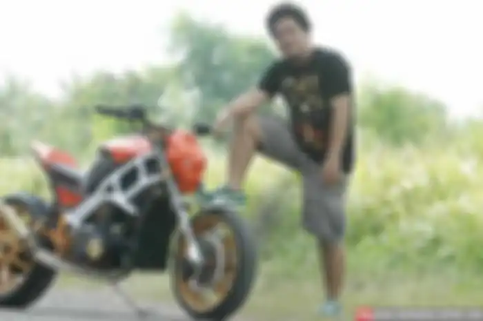Jangan tertipu tampang dari modifikasi hasil karya Tom’s Fiber Modified Surabaya ini, dari tampangnya memang berwujud motor sport. Tapi, sejatinya motor bebek sport Honda CS-1 milik Chrisandy Alexandro yang memang inginkan ubahan bergaya chopper.
