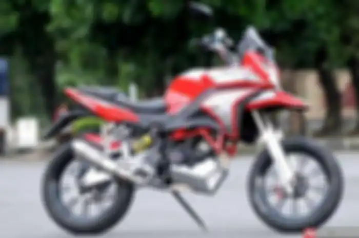 Walaupun konsepnya Ducati Strada namun dimensinya diperkecil agar pas dengan belulang CS1. Setang dibuat tinggi agar lebih enak buat manuver.