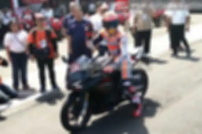 Saat berkunjung ke Indonesia Selasa lalu (25/10), Marc Marquez ditanyakan pendapatnya tentang dashboard message yang akan diterapkan MotoGP. Ternyata, Marquez tidak setuju dashboard message di MotoGP.