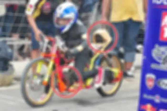 Sejak batasan bobot diberlakukan di ajang drag bike, mekanik dan kru tim harus putar otak untuk mengakali kekurangan bobot. Apalagi kalo pakai joki berbadan enteng. Hasilnya sering dijumpai di event balapan lurus, tak sedikit yang terpaksa harus pasa
