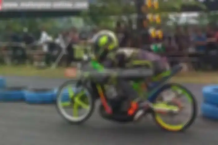Ajang balap motor jalan lurus 201 meter kembali digelar di kota Klaten Jawa Tengah, Minggu (4/9). Event GDS On Throttle Drag Bike 2016 dilaksanakan di sirkuit permanen Gantiwarno Drag Striip (GDS) Klaten Jateng