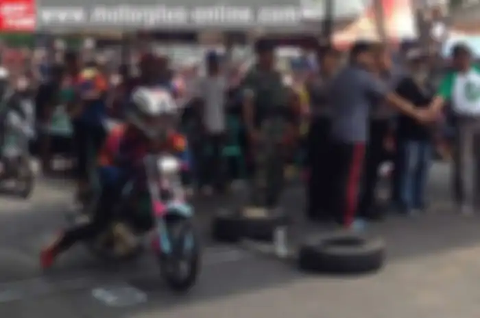 Banjir Joki Lokal di Drag Bike Lumajang. Bisa dilihat di event bertajuk Harjalu Drag Bike 2015 dihelat di jalan Gubernur Suryo Embong Kembar, Lumajang, Jawa Timur, Minggu ini (6/12). Dari total 427 starter yang mengikuti event ini