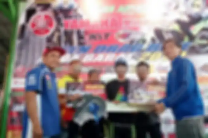 Ini dia dua dragbiker terbaik yang merajai kelas open dan pemula pada gelaran balap adu kebut di trek lurus Trijaya Yamaha KYT Mimaki Sumber Production Open Drag Bike 201 yang berlangsung Minggu (2/10). Di kelas Open, Asep Robot dragster asal Subang,