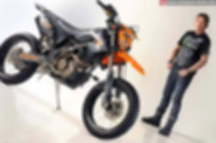 Bagi pemilik postur tubuh 175 cm ke atas, nyemplak Kawasaki D-Tracker 150 memang akan kelihatan sedikit kurang proporsional. Maklum, lingkar roda supermoto pabrikan berlambang K ini agak kecil. Yakni, 14 inci.