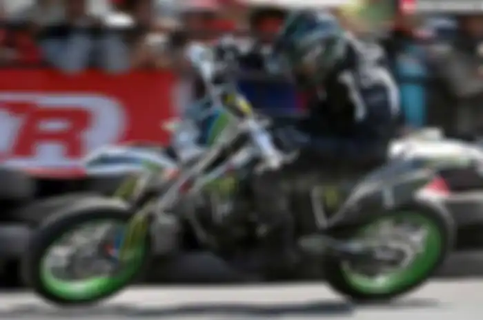 Bukannya nggak percaya kualitas part bawaan motor lho. Tapi, pria yang mempunyai nama lengkap Riza Adhi Chandra ini langsung mengganti kaki-kaki Kawasaki D-Tracker 150 miliknya dengan part limbah Special Engine (SE). Tujuannya, mencari kenyamanan. Da