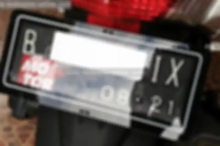 Nih Em Plus punya tips ringan untuk bikin dudukan plat nomor aftermarket anti copot.