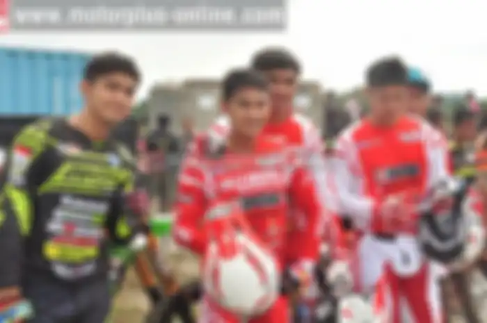 MXGP Indonesia yang berlangsung di Pangkal Pinang harus berakhir prematur karena kelas MXGP yang dibatalkan race keduanya akibat kondisi trek yang rusak, Minggu (5/3). Sobat harus tahi nih ada satu-satunya crosser Indonesia yang raih poin di MXGP.