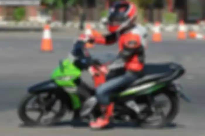 PT Astra Honda Motor (AHM) meluncurkan New Honda Revo FI di Jiexpo, Kemayoran, Jakarta Utara (9/1) lalu. Di acara ini, Em-Plus dapat kesempatan langsung merasakan performa motor entry level buatan AHM ini.