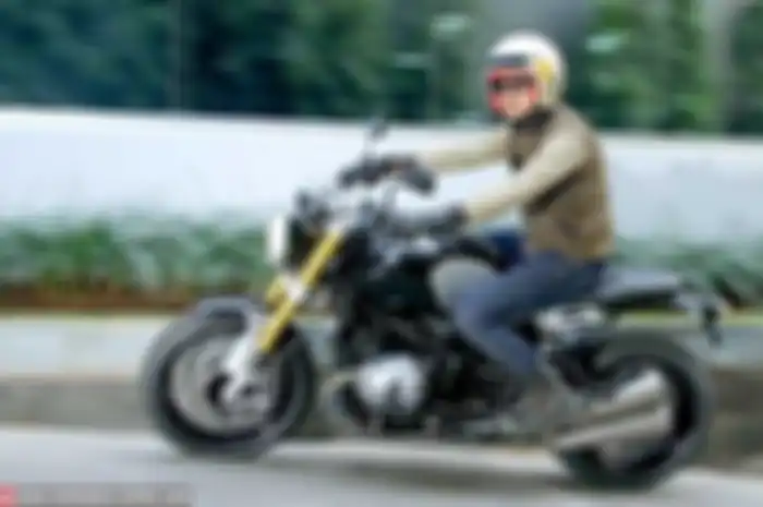 Akhirnya.., kesempatan buat jajal salah satu roadster yang cukup disegani di dunia, datang juga. Apalagi kalau bukan BMW R nine T. Probike yang salah satu Importir Umum (IU) dan juga authorized dealer BMW di Jakarta, kasih EM-Plus kesempatan itu.