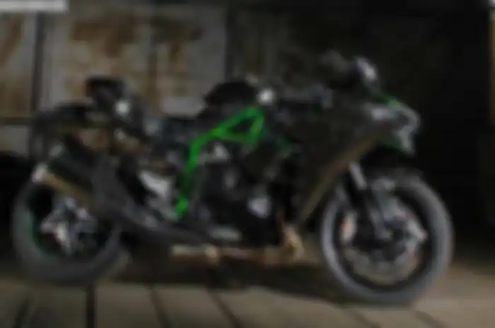 Penasaran dengan biaya service Kawasaki Ninja H2 yang seharga Rp 660 juta on the road (JADETABEKSER) saat ini. Kebetulan, brother Em-Plus Sugianto Ayung salah satu pemilik Ninja H2 yang berasal dari Belitung mau cerita nih.