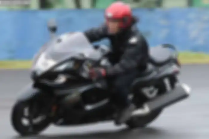 Motor fulldressed murni sport ini memang punya kharisma tersendiri. Ia dibuat khusus buat biker bernyali besar. Akselerasinya sama degan peluru saat terlontar.