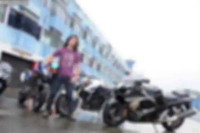 Gerimis  membasuh debu aspal  sirkuit Sentul, Jawa Barat (26/2). Tak sabar jajal 3 moge andalan dan satu daily riding yang dipersembahkan Suzuki. Keempatnya, termasuk motor-mtor eksotis sesuai peruntukkannya.