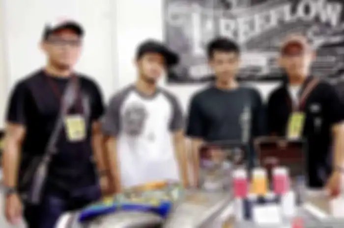 M Syamsul Fahmi atau yang akrab disapa Fahmi ini, termasuk pionir dalam hal custom painting macam pinstriping, dan lettering. Sejak 2003 Fahmi sudah akrab membuat grafis dengan sapuan kuas.