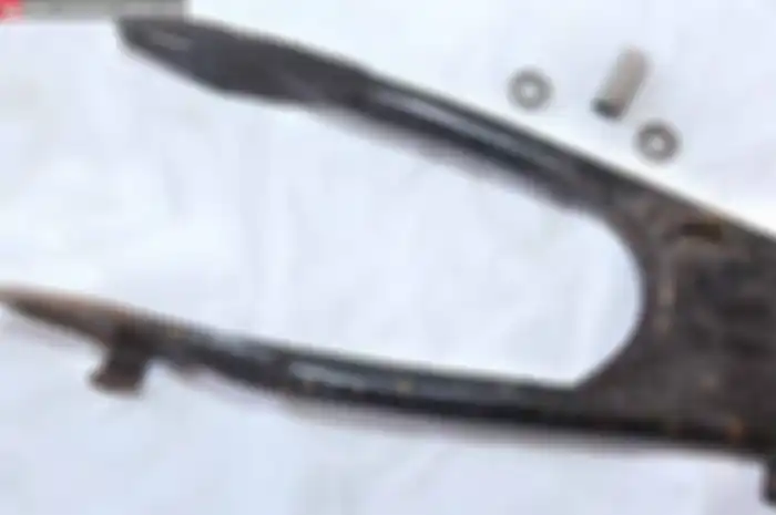 Kawasaki KZ200 salah satu motor lawas yang punya banyak peminat. Ini yang membuat partnya makin langka dan sulit dicari. Enggak cuma sektor mesin, urusan ganti bushing arm belakang juga bisa disiasati untuk ganti bushing aslinya dari bahan karet.