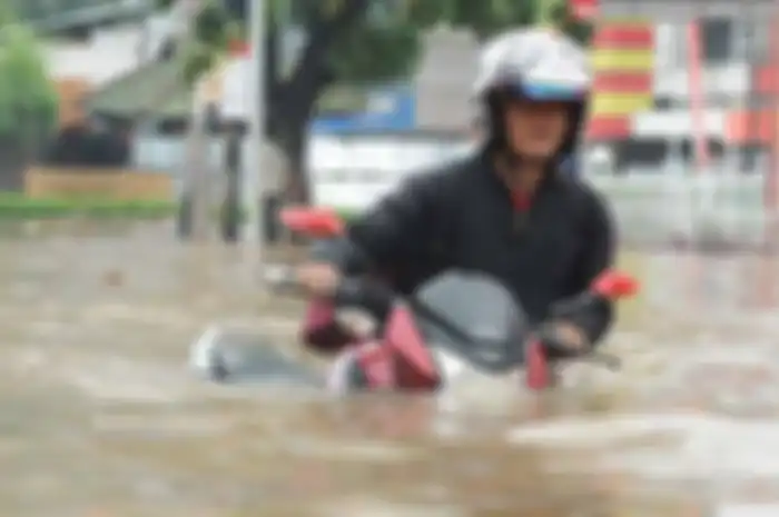 Bencana banjir yang rutin melanda beberapa kota di Tanah Air, menjadi musuh tersendiri bagi pengendara. Bukan hanya jalan yang dibuat macet, tetapi tidak sedikit pula kendaraan yang dibuat rusak karena terendam oleh genangan air.