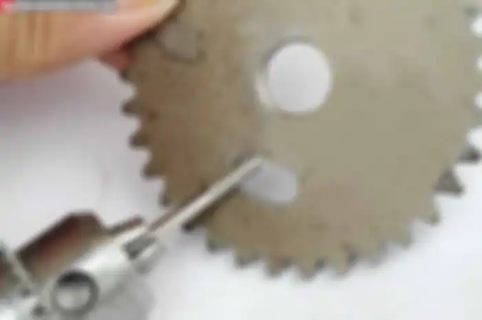 Ketika beli paket bore up lengkap Honda Vario Techno 125 FI, biasanya sudah dilengkapi kem. Namun kem enggak bisa langsung, karena di kem baru tidak dilengkapi plans (flenes) atau adaptor.