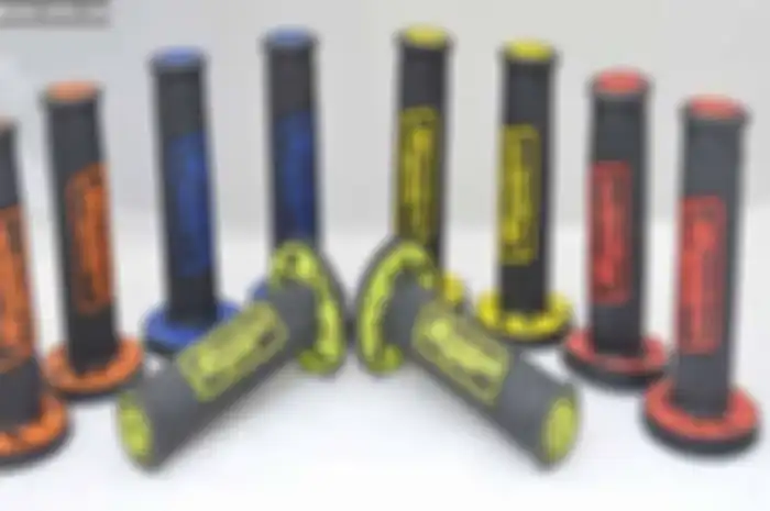 Main adventure, terkadang bakal alami putaran grip gas yang licin akibat diselimuti tanah atau lumpur. Namun, bisa lain cerita jika aplikasi grip gas yang tepat. Salah satunya, seperti grip gas berbahan karet elastis ini.