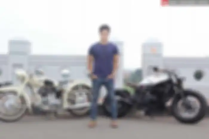 Diantara kesibukannya, Dikta, vokalis Yovi and Nuno ternyata juga pencinta motor lawas. Walaupun sedang sibuk promo album terbaru, pemilik nama lengkap Pradikta Wicaksono ini selalu menyempatkan diri memberikan masukan buat modifikasi semplakannya, S