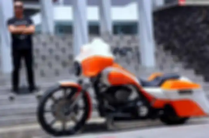 Two wheeler tatar Pasundan punya kewajiban ‘moral’. Harus punya taste bagus di soal modifikasi, apapun selera desainnya. Penyuka fulldressed atau bagger tak terkecuali. Ia harus punya estetika tinggi dan menjagokan detailitas di tiap bagian. Buktinya