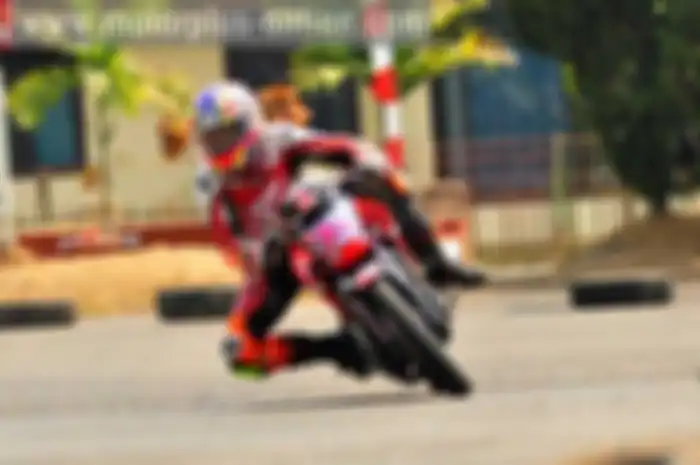 Sesi kualifikasi One Make Race (OMR) Honda Racing Championship (HRC) seri ke-3 yang berlangsung di Banjarbaru, Kalimantan Selatan, hari ini (22/8) berjalan sengit. Di bawah terik sinar Matahari di pulau Borneo, Alpian R berhasil merajai kualifikasi H