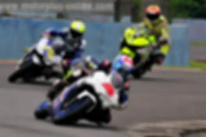 Irwan Ardiansyah melesat di kualifikasi Kejurnas Sport 250 cc yang berlangsung hari ini (22/5) di sirkuit International Sentul, Bogor, Jawa Barat. Irwan berhasil mencatatkan waktu putaran tercepat 1 menit 45,182 detik yang membuatnya berhak start ter