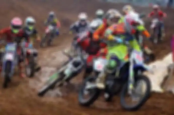 Seri pamungkas balap garuk tanah bertajuk Norifumi JMR Segitiga Baja Grasstrack Open 2015 mengaruk lintasan sirkuit Erbehex Pageragung, Tasikmalaya pada (2-3/5). Sebanyak 402 starter membanjiri gelaran yang menyiapkan 5 unit sepeda motor