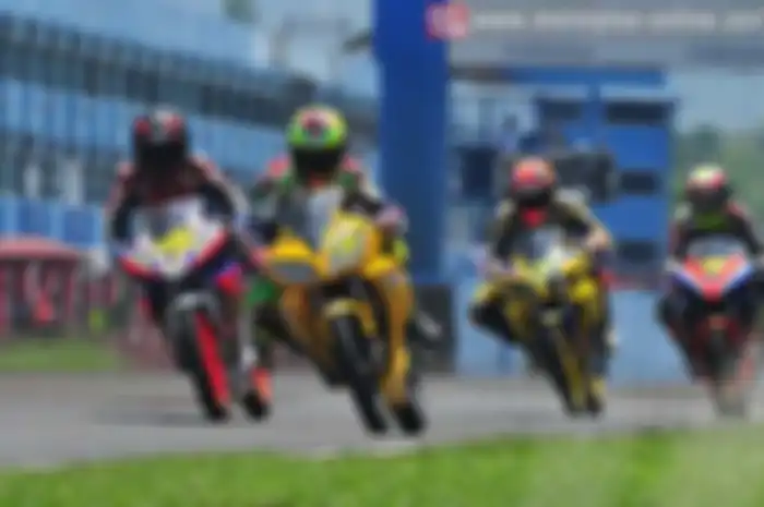 Pertarungan para pembalap di final Yamaha Sunday Race R-Cup Series yang berlangsung Minggu (15/11) di sirkuit International Sentul, Bogor, Jawa Barat berjalan ketat. Apalagi, beberapa kelas memang baru menentukan juara umum di seri terakhir ini.