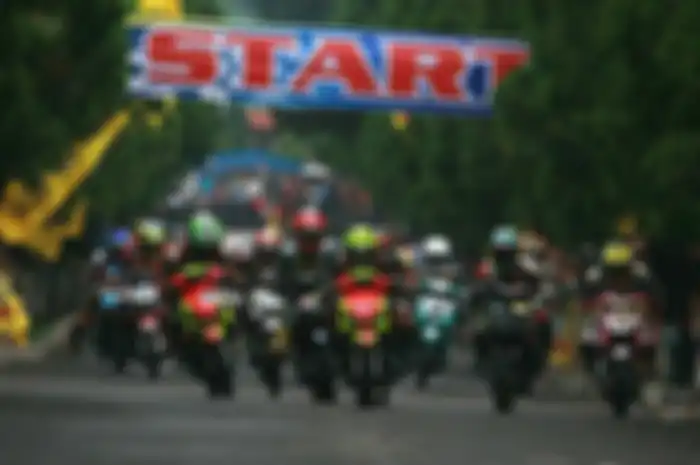Balapan bertajuk Kapota Road Race Championship 2015 berlangsung di lintasan Yon Armed 9 Sadang, Purwakarta pada (24-25) lalu. Gelaran balap garapan promotor kawakan Kapota Motorsport ini nyatanya mampu dimaksimalkan oleh 352 starter merangsek memadat