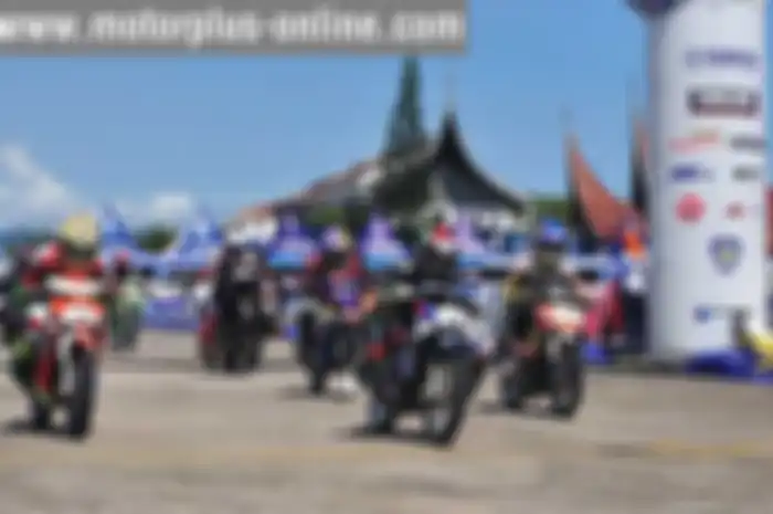 Balap One Make Race (OMR) Yamaha Cup Race seri ke-3 yang berlangsung di Padang, Sumatera Barat, Sabtu-Minggu (6-7/6) berjalan seru. Meski hujan sempat mewarnai jalannya sesi kualifikasi pada hari Sabtu, jalannya lomba di hari Minggu di warnai dengan 