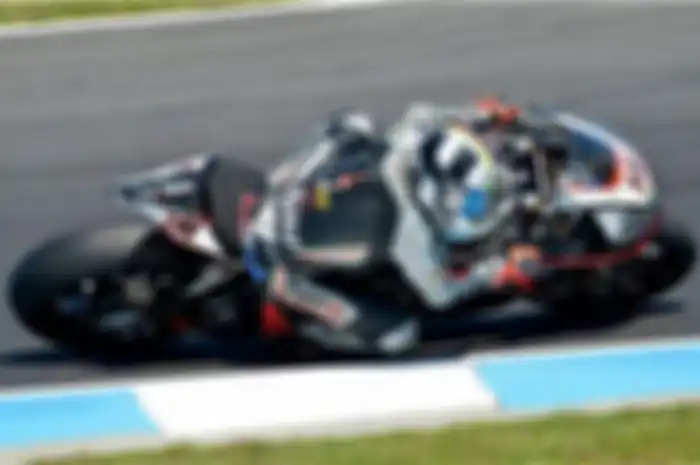 Setelah ditaklukan Jonathan Rea dengan selisih tipis di race 1 WSBK Philip Island. Di race 2 giliran Leon Haslam yang keluar sebagai pemenang melalu duel ketat sepanjang balapan.