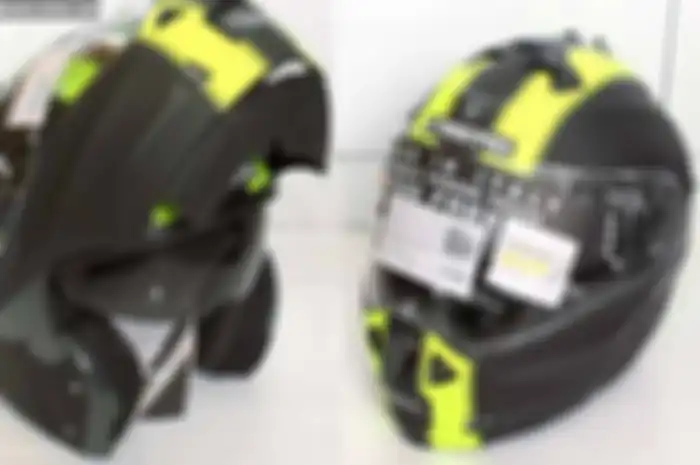 Helm Caberg Duke Hitam berkelir hijau ini, flip up. Atau bisa disebut juga modular. Jadi, sisi dagunya bisa dibuka. Cocok buat sobat yang enggak terlalu betah pakai helm full face terlalu lama.