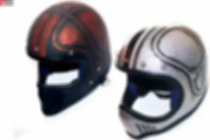 D’Rantang Motor Custom (DRMC), suguhkan pilihan helm replika dari brand terkenal, Bell. “Bahannya dari fiberglass dan carbon kevlar. Busa dalam, terbuat dari bantalan berstandar SNI. Warna bisa by order,” kompak Egi Prayogi dan Rudi Irmanto, dari DR