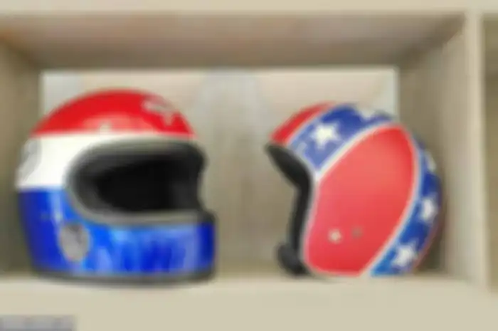 Helm retro Elder Helmet dan Caberg dengan desain klasik ini, didatangkan langsung dari Thailand. Ada tiga model bisa dipilih. Xbone (cakil), Lego untuk tipe full face dan satu lagi tipe open face. Harga jual Rp 1,2-2,5 juta, tergantung cat.