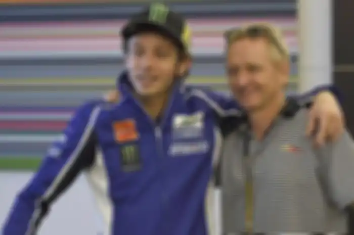 Desain helm Valentino Rossi keren karena Kevin Schwantz. Bagaimana tidak, Kevin Schwantz adalah orang di balik layar terjalinnya hubungan antara Rossi dan Aldo Drudi sang desainer helmnya
