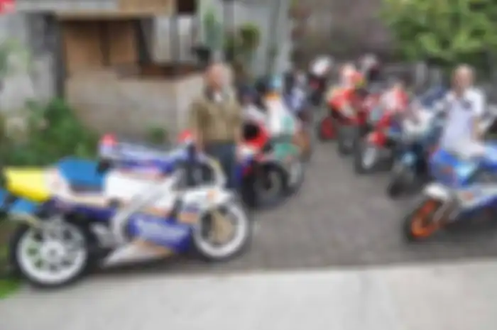 Bos Net One, toko variasi ponsel di Bandung ini tergolong unik. Selain pebisnis, dia juga biker kategori maniak. Makin nyentrik lagi, Hendra Johanes gandrung sama motor-motor 2-tak terutama NSR. Motor ini memang sengaja didesain pabrikan Honda Jepang