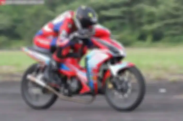 Besutan Renggi Lukmana dari tim Menara Agung Budi Baik Bethar NHK yang pakai Honda Blade 125 FI jagoan Bebek 125 cc Tune up Open di Kejurda Sumbar