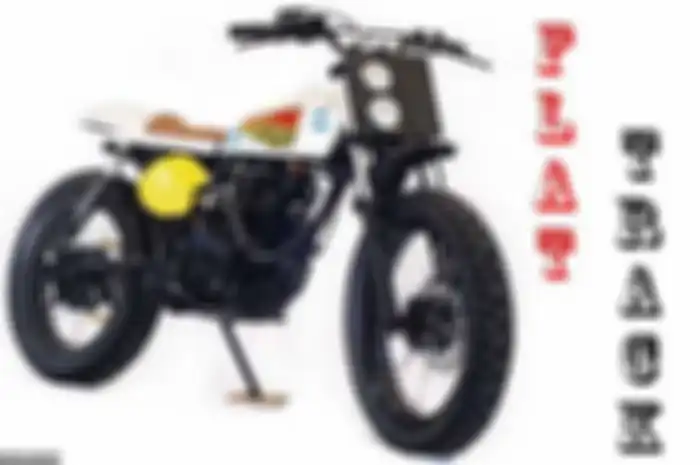Aliran flat track mulai ada 1900-an yang motornya ala balap garut tanah. Sekarang ini flat track ada di event AMA Pro Flat Track Grand National Championship di Amerika Serikat. Alfred Halimkena virus gacoan balap sirkuit oval ini. Namun, pria asal Ba