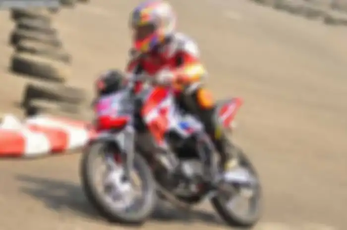 Besutan Alpian Ridhuannor dari tim Honda Trio Motor ini, berhasil kuasai kelas HRC 1 di gelaran HRC Seri 3 Banjarbaru, Kalimantan Selatan beberapa waktu (23/8) lalu. Padahal mesin Honda CB150R jebolan 2015 andalan rider lokal tersebut sempat turun me